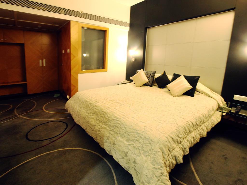 Hotel Peninsula Grand Mumbai Exterior foto