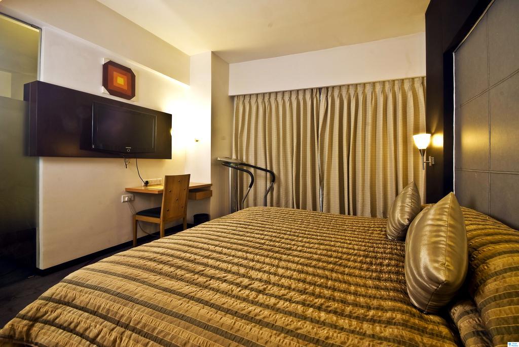 Hotel Peninsula Grand Mumbai Exterior foto